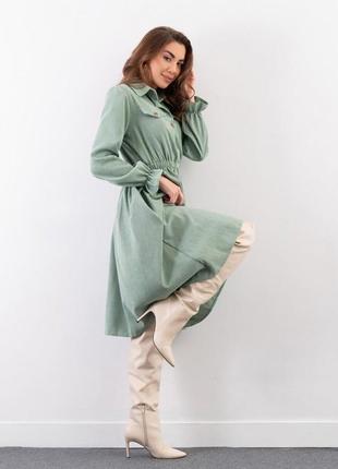 Зеленое вельветовое платье-рубашка с длинными рукавами1 фото