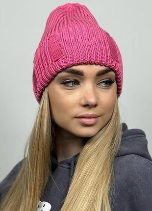 Рожева жіноча в'язана шапка рвана1 фото