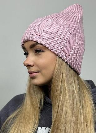 Рожева жіноча в'язана шапка рвана2 фото