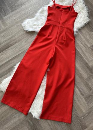 Красный комбинезон