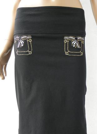 Стильная, черная юбка украшена вышивкой 42-44 размеры (36-38 евроразмеры).3 фото