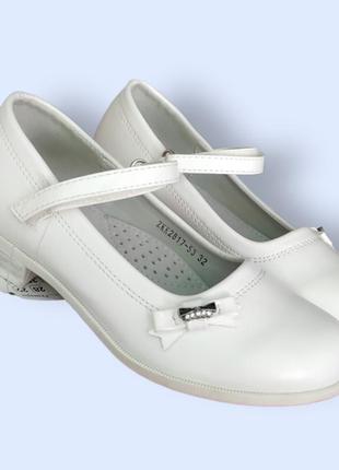 Красивые белые туфли на каблуке для девочки