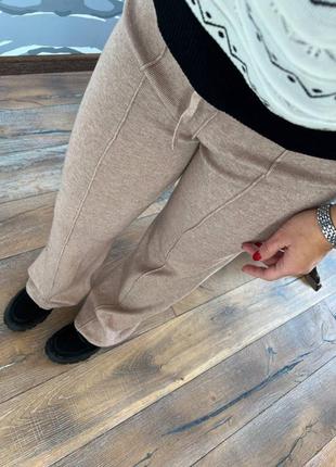 В'язані стильні жіночі штани палаццо
актуальні в цьому сезоні  зручні та ефектні штани на  гумці  зверху ,з трикотажу гладкої машинної в'язки3 фото