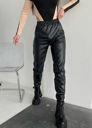 Женские штаны из эко-кожи черные