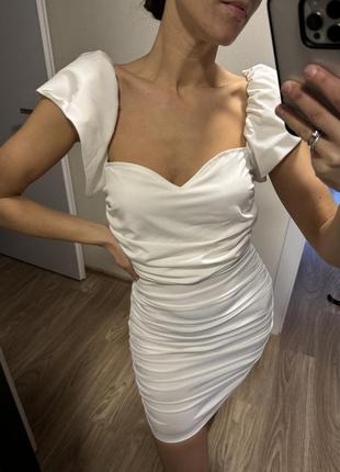 Біле міні плаття, драпірування, весільне на вечірку.