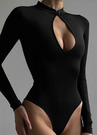 Нереально стильное черное облегающее боди с вырезом на груди 2024
