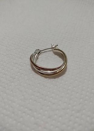 Одиночная серьга в серебряном цвете.