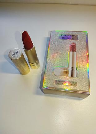 Увлажняющая помада для губ three kiss lipstick