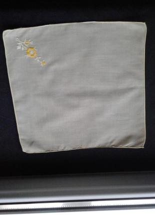 Батистовый желтый носовой платок с вышивкой винтаж4 фото
