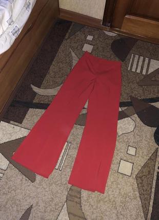 Красные брюки брючные