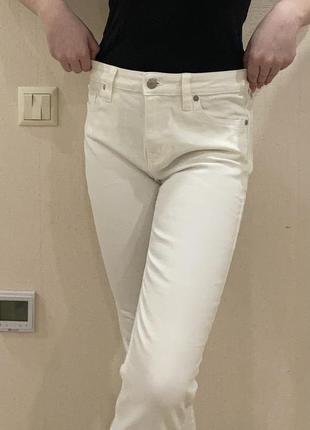 Женские джинсы скинни mango молочного цвета3 фото