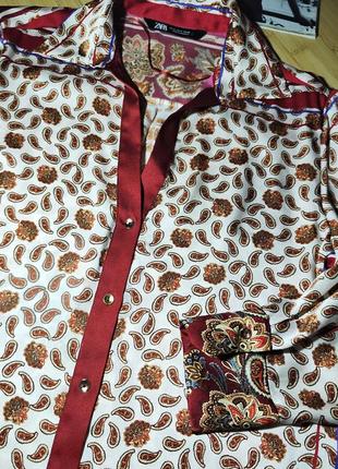 Zara ❤️отличная атласная рубашка с орнаментом пейсли, золотые пуговицы, рукава с манжетами7 фото