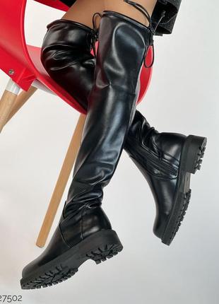 Женские черные кожаные демисезонные ботфорты на низком ходу8 фото