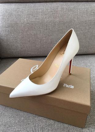 Женские белые лаковые туфли - лодочки в стиле christian louboutin so kate с красной подошвой4 фото