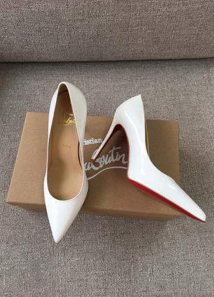 Женские белые лаковые туфли - лодочки в стиле christian louboutin so kate с красной подошвой3 фото
