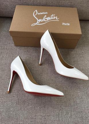 Женские белые лаковые туфли - лодочки в стиле christian louboutin so kate с красной подошвой