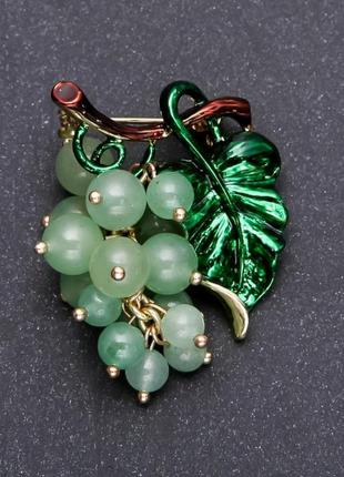 Брошка виноградне гроно з нефритом 50х43мм жовтий метал