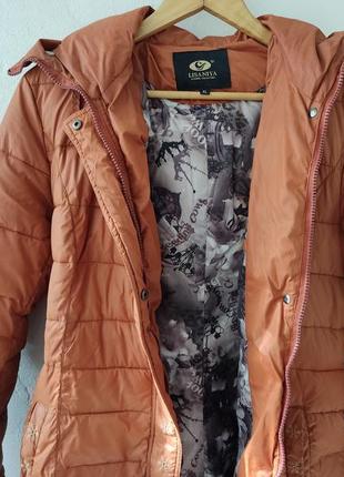 Зимняя коричневая женская куртка приталенная с мехом1 фото