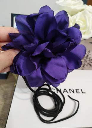 Чокер цветок большой на шею фиолетовый цветочек атласная тканая шнурок с цветком пояс колье4 фото