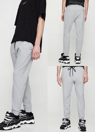 Штани в спортивному стилі джоггеры pull& bear з високотехнологічної тканини.