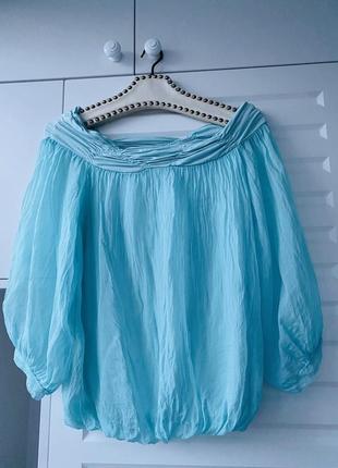 Небесно голубая блуза из шёлка с открытыми плечами1 фото