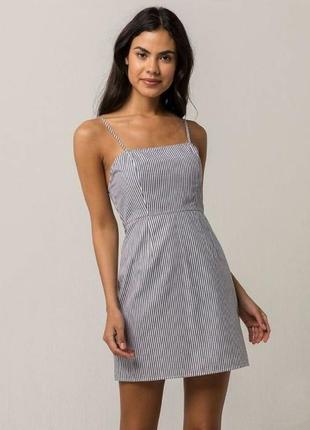 Летний сарафан в мелкую полоску.