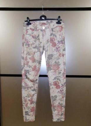 Узкие штаны в цветочный принт. штаны джинсы на весну-лето в цветы