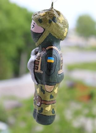 Сувенір патріотичний ручної роботи захисник з котом (скульптура)3 фото