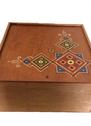 Дерев'яна коробка 32*32 ручної роботи темного кольору з ручним графічним етнічним розписом1 фото