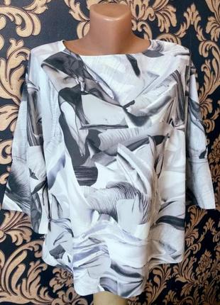 Сіра фактурна блуза в абстрактний принт відкрита спинка2 фото