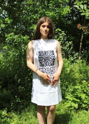 Сукня жіноча біла лляна "spadayucha zirka" з чорною вишивкою без рукавів1 фото