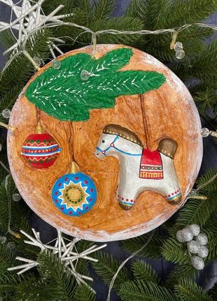 Коробка новорічна "коник на ялинці" ручної роботи з малюнком виконаним вручну, handmade новорічне пакування