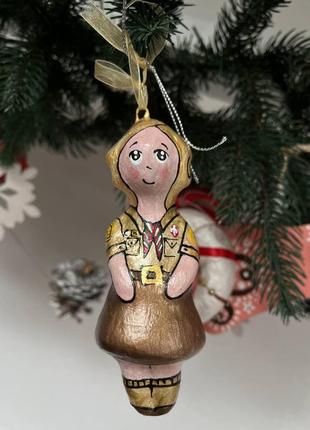 Сувенір скульптурний "дівчинка-пластунка" ручної роботи, handmade пластовий домашній декор