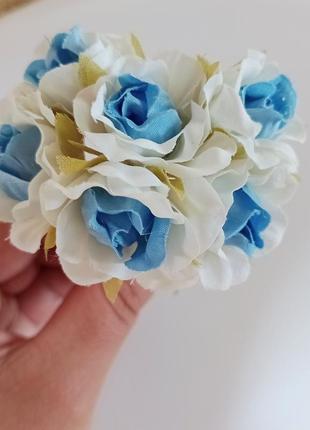 Тканинна троянда. квітка — 2,5 см. колір — блакитна серединка. на металевій ніжці. у букеті 6 шт.