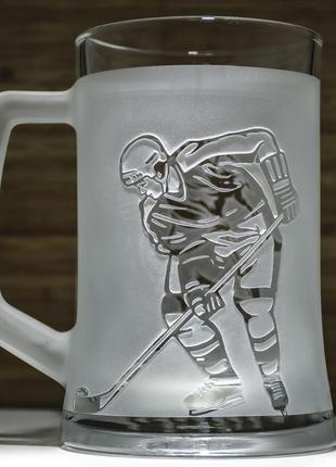 Матовый пивной бокал с гравировкой изображения хоккеиста - подарок болельщику