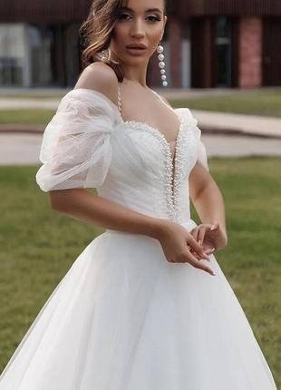 Жіноча весільна сукня біла зі шлейфом 42-44-46 розмір з рукавами