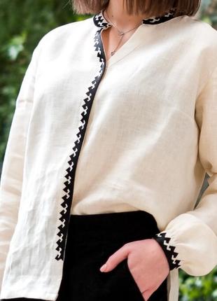 Сорочка жіноча лляна бежева з чорною вишивкою "office" ручної роботи з якісною машинною вишивкою3 фото