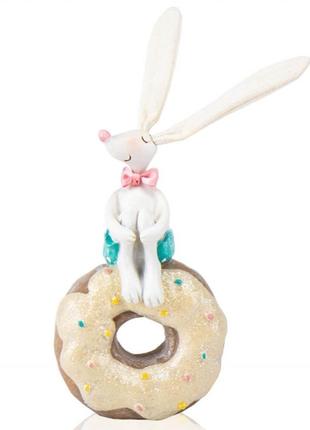 Фігурка "кролик з пончиком", 20 см