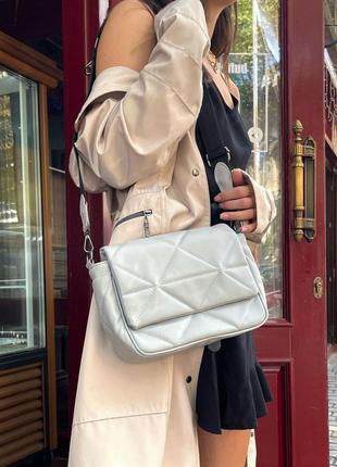 Женская сумка серая сумка стеганая сумка через плечо серый клатч на широком ремне кроссбоди