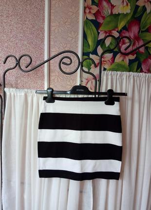 Стильная черно-белая юбка в полоску.1 фото
