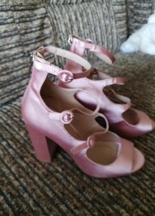 Босоножки 39 размер.