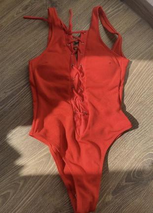 Красный купальник в рубчик на шнуровке4 фото