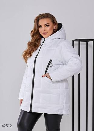 Женская зимняя стеганая куртка с капюшоном белого цвета. модель 425124 фото