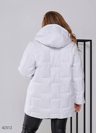 Женская зимняя стеганая куртка с капюшоном белого цвета. модель 425122 фото
