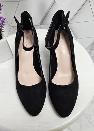 Туфли замшевые чёрные на низком каблуке с ремешком застёжкой2 фото