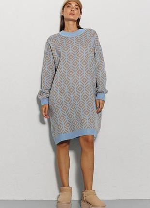 Теплое вязаное платье arjen голубое с бежевым узором2 фото