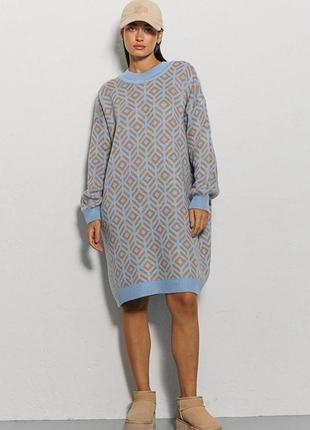 Теплое вязаное платье arjen голубое с бежевым узором3 фото