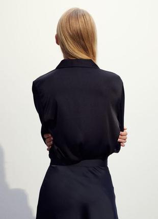 Атласная блузка с v-образным вырезом5 фото