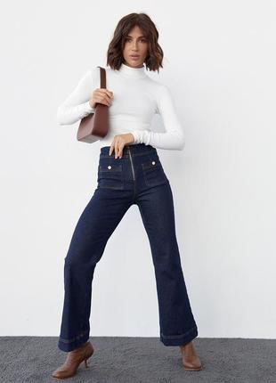 Женские джинсы со стрелками и накладными карманами5 фото