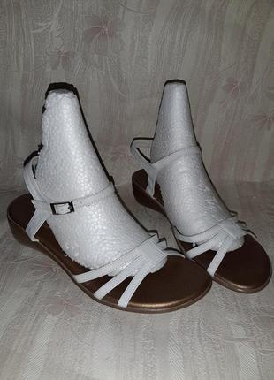 Белые босоножки на средней танкетке